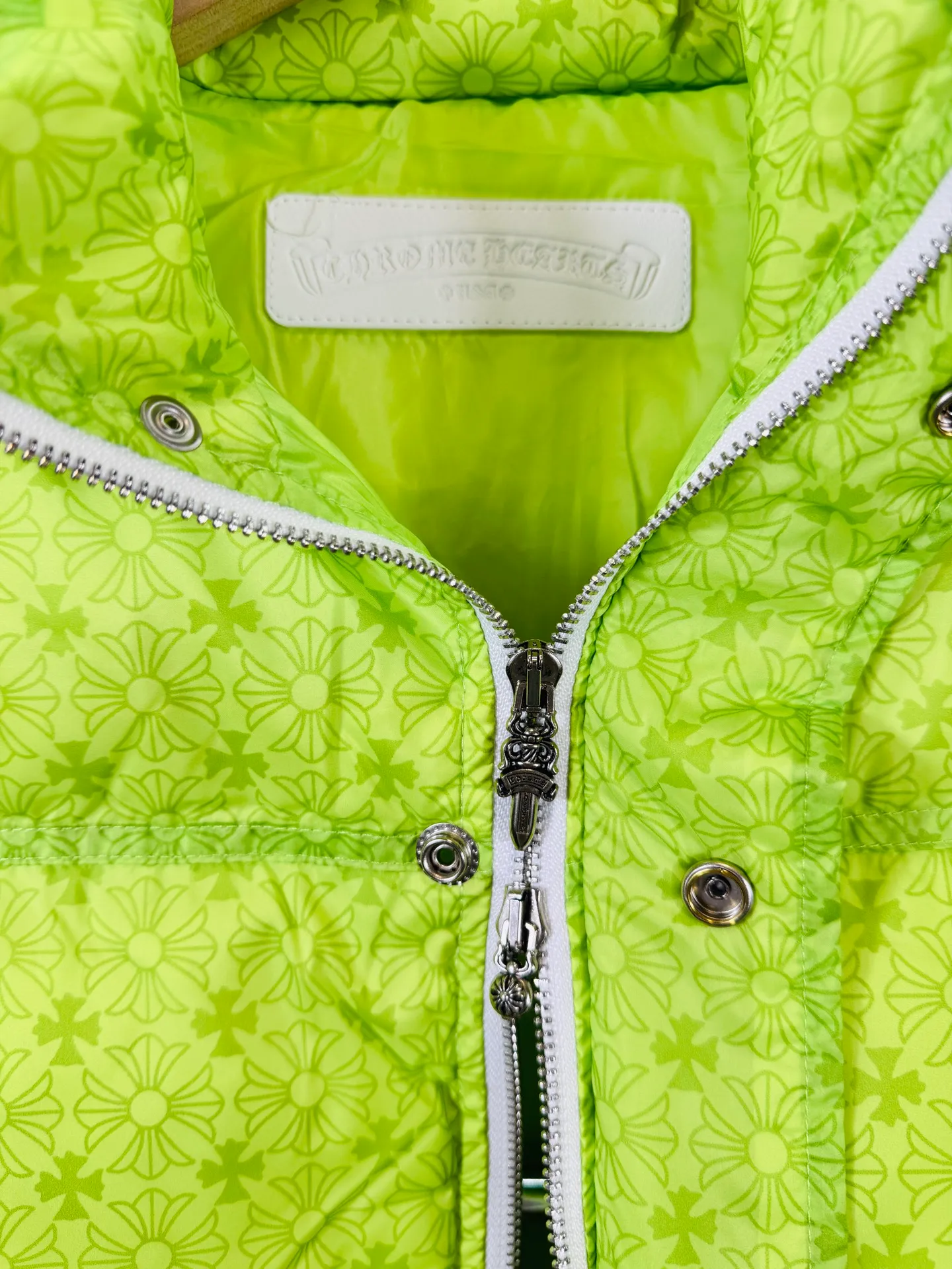 P720 top version 🐮 Real shot without P, ​​different from market products] Chrome Hearts ❄️ Winter environmentally friendly down jacket series ❄️ Chrome Hearts dark pattern series hooded down vest is available at the counter at the same time ❤ The hood is detachable! The best Guangzhou national standard 90 velvet on the market! ! The world’s highest fluffiness of 900D! ! High standard and sufficient down filling! ! Exterior windproof and waterproof dark pattern custom fabric, interior high-grade dark pattern lining fabric to prevent lint, original hardware molding, exquisite craftsmanship details, casual or formal wear ✨ slim fit and not bloated Recommended color: Customized dark pattern flower series Code number: S, M, L, XL